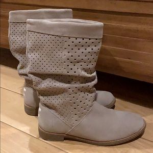 Tom’s women’s Serra Oxford Suede Boots: sand/taupe